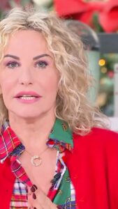 Antonella Clerici Instagram - “L’educazione deve partire da noi grandi”. Le parole di Antonella Clerici riguardo ai fatti di cronaca di questi ultimi giorni #ÈSempreMezzogiorno