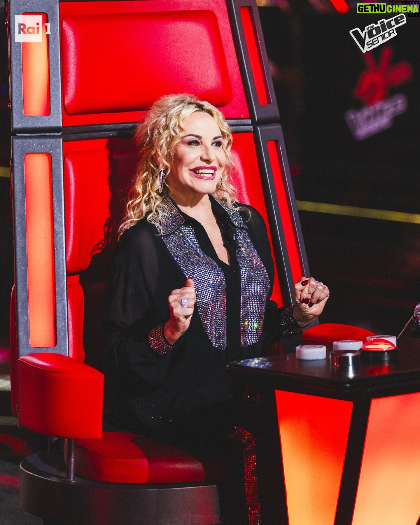 Antonella Clerici Instagram - Le squadre dei nostri coach sono quasi complete ma le BLIND AUDITION proseguono!ποΈβπΌβ¨ Ci vediamo questa sera dalle 21:30 su @rai1official e @raiplay_official con #TheVoiceSenior! β€οΈ @thevoice_italy