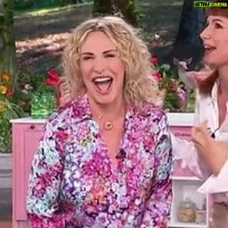 Antonella Clerici Instagram - Il mondo della danza sa! 💃 Antonella Clerici e Andrea Delogu nella performance “T’appartengo” era tutto ciò di cui avevamo bisogno! #ÈSempreMezzogiorno