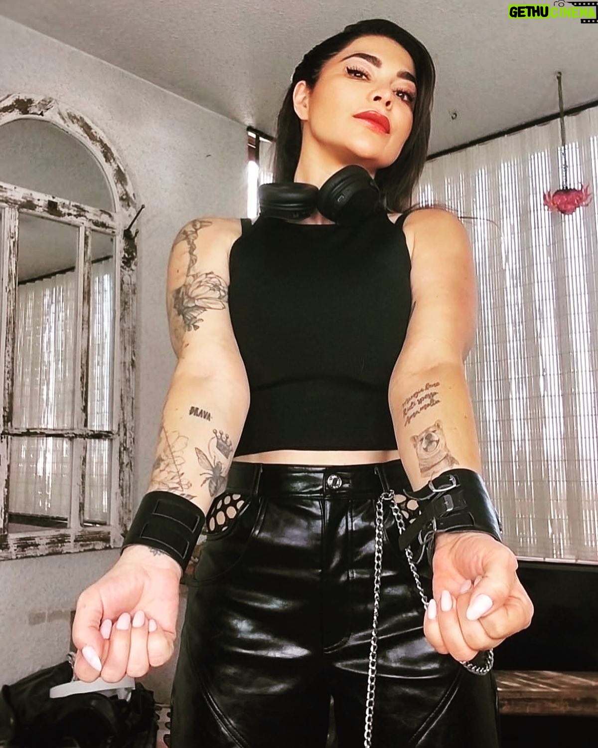 Antonella Ríos Instagram - Tengo una edición limitada de muñequeras y cinturones de @mipiezaunica todo #piezaúnica sin repetir ni equivocar Te espero allá @mipiezaunica 👈🏻
