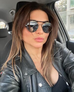 Antonella Ríos Instagram - 👄D 🦆

@oficialmakeupchile 📍