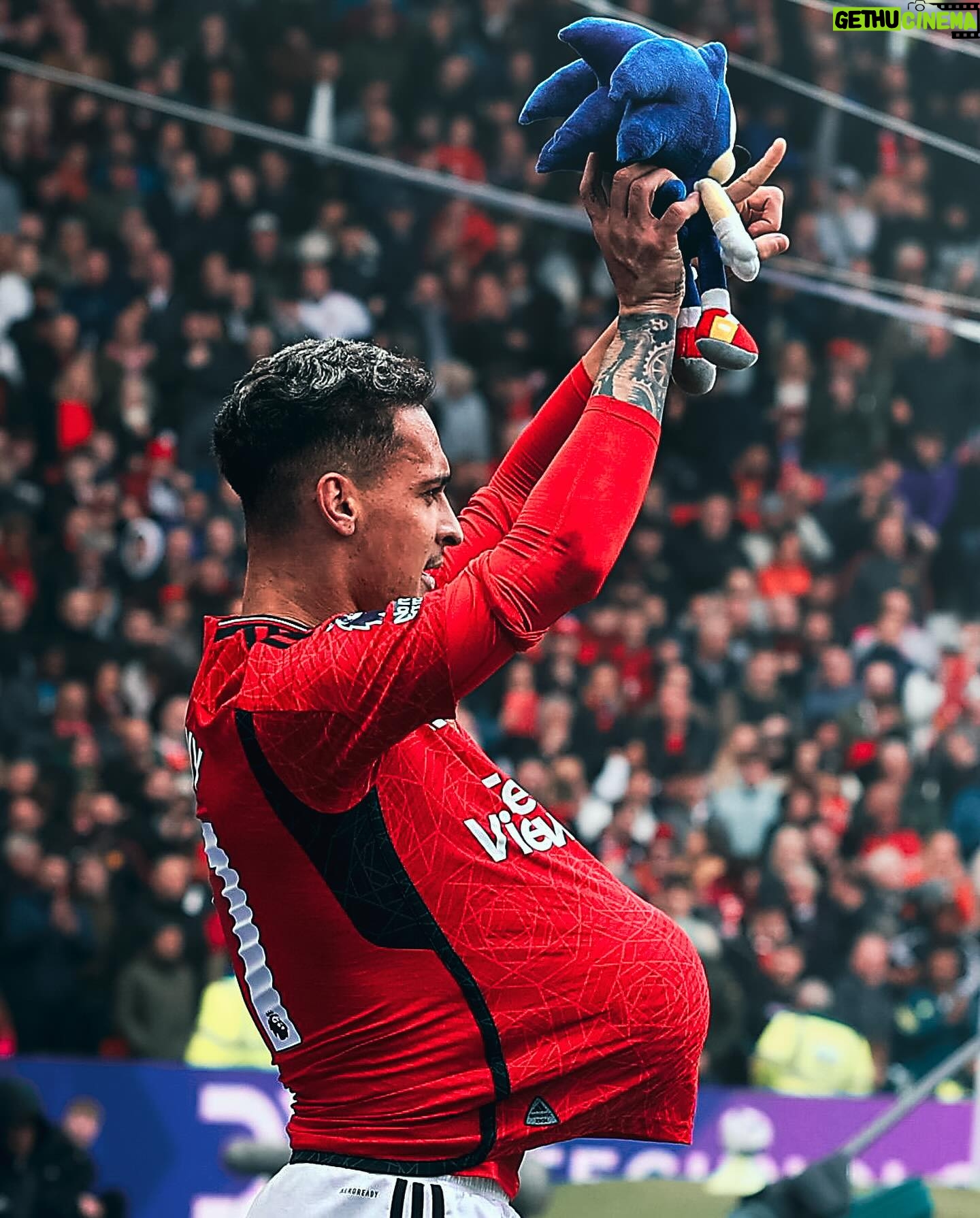 Antony Instagram - Amor pela minha família, pelo United e pelo futebol! ❤️❤️ @manchesterunited
