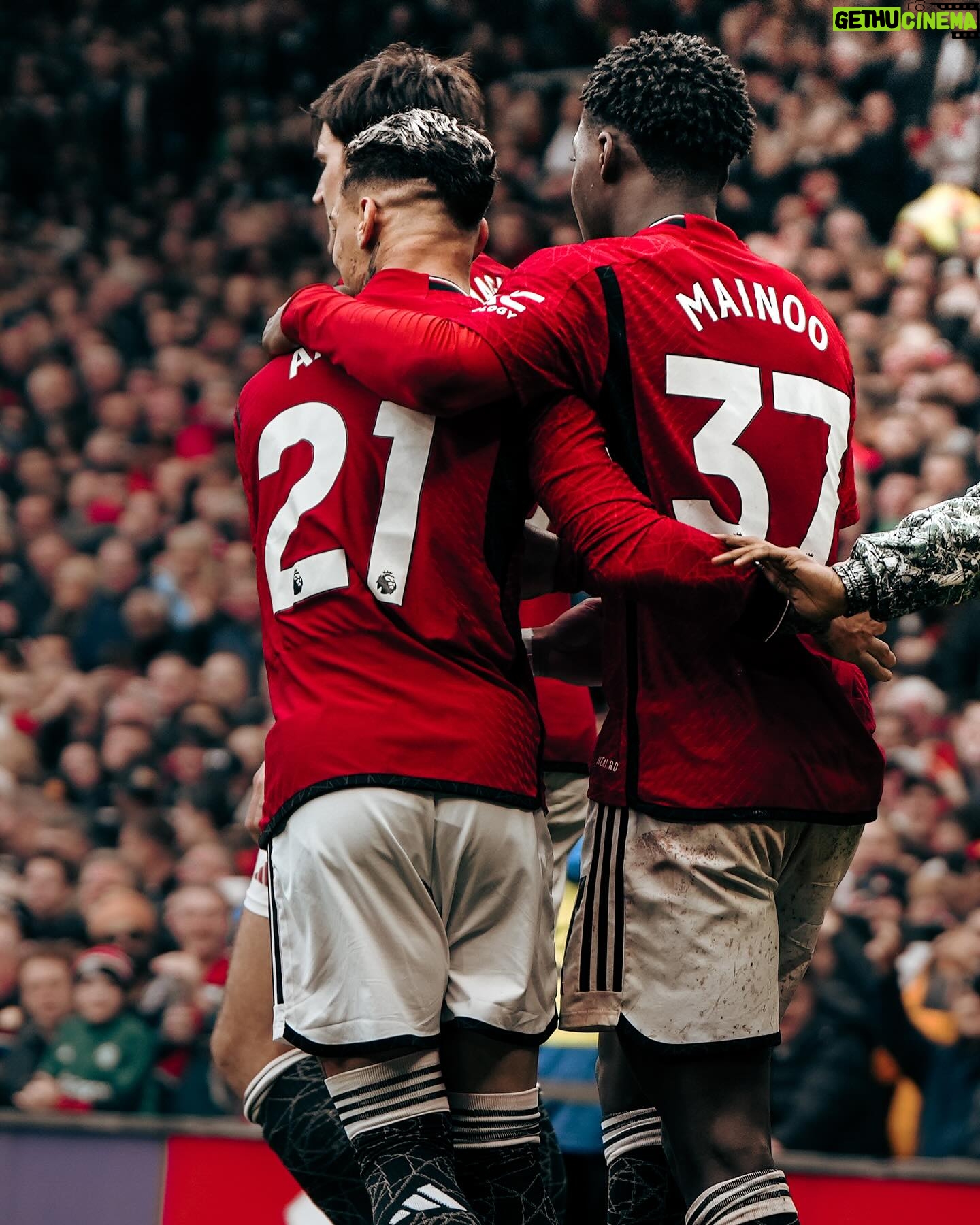 Antony Instagram - Always together, doing our best for United!! 🏴👊🏼 @manchesterunited @premierleague . 📷 @cleyton.ssiilva