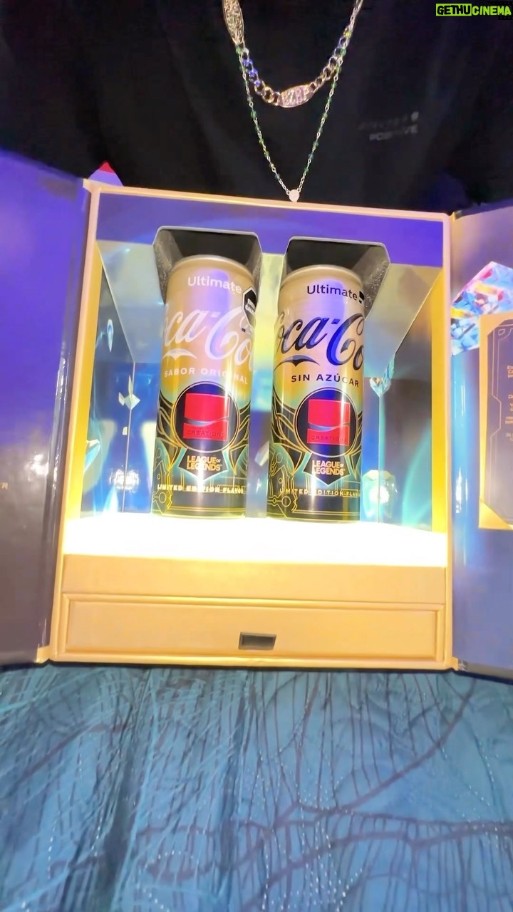 Antrax - 62.9K Likes - Aquí les traigo un room tour de mi cuarto 😎 con una gran sorpresa!! Probamos la última #CocaColaCreations de la mano de League of Legends #CocaColaUltimate, #RealMagic 🤩🤩🤩 @cocacolamx