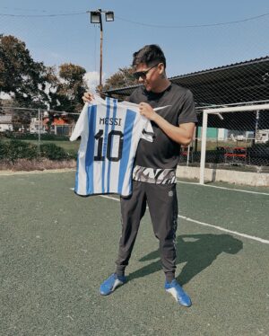 Antrax Instagram - ¡TENGO UNA PLAYERA AUTOGRAFIADA POR MESSI! 😭😍 Gracias @pubgmobile.latam Por cumplirme este sueño 😭🫶🏻 voy a enmarcarla 🤩 #PUBGMxMESSI #PUBGM 
Recuerden que hay una colaboración épica en el juego!! 🔟