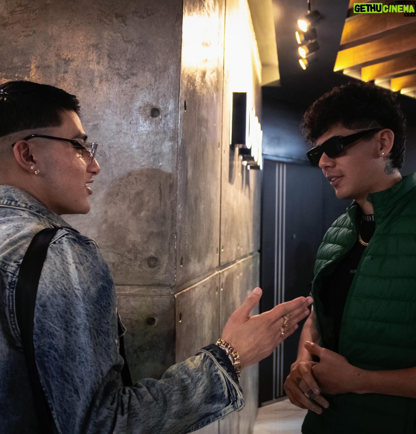 Antrax Instagram - “B” de Bellako y “C” de Chakalón 😎 Que bien la pasamos mi brother @elmalilla_ 🇲🇽🌎 con todo ni un pasó para atrás Ya está arriba el primer episodio de “La Bóveda” vayan a verlo a YT, hablamos hasta de aliens 🤣🤣🤣
