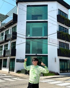 Antrax Instagram - Hoy es mi cumpleaños 💚🥹 Hace un año les enseñaba la construcción de mi primer edificio, hoy ya está terminado 💚🫶🏻 esperen la inauguración de la Estética muy pronto 🤠 Gracias por sus felicitaciones, juntos todo es posible 🚀