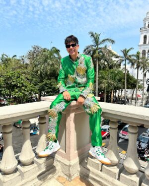 Antrax Instagram - TE AMO VERACRUZ😻🥹💚
Oficialmente falta 1 Mes  para saber quién será el Rey del Carnaval 2023 🫣
Deséenme suerte👑🥹💚

Gracias por el apoyo los amo🥺😭
Mi outfit del crack: @humberto684 🫡