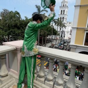 Antrax Instagram - TE AMO VERACRUZ😻🥹💚
Oficialmente falta 1 Mes  para saber quién será el Rey del Carnaval 2023 🫣
Deséenme suerte👑🥹💚

Gracias por el apoyo los amo🥺😭
Mi outfit del crack: @humberto684 🫡