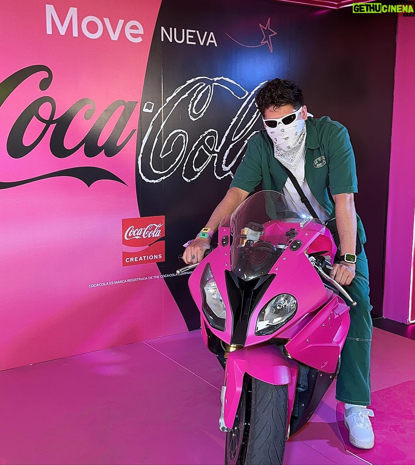 Antrax Instagram - Lindos momentos en el lollapalooza con la mejor compañia ♥️♥️♥️ Siempre agradecido @cocacolamx #SubeElVolumen