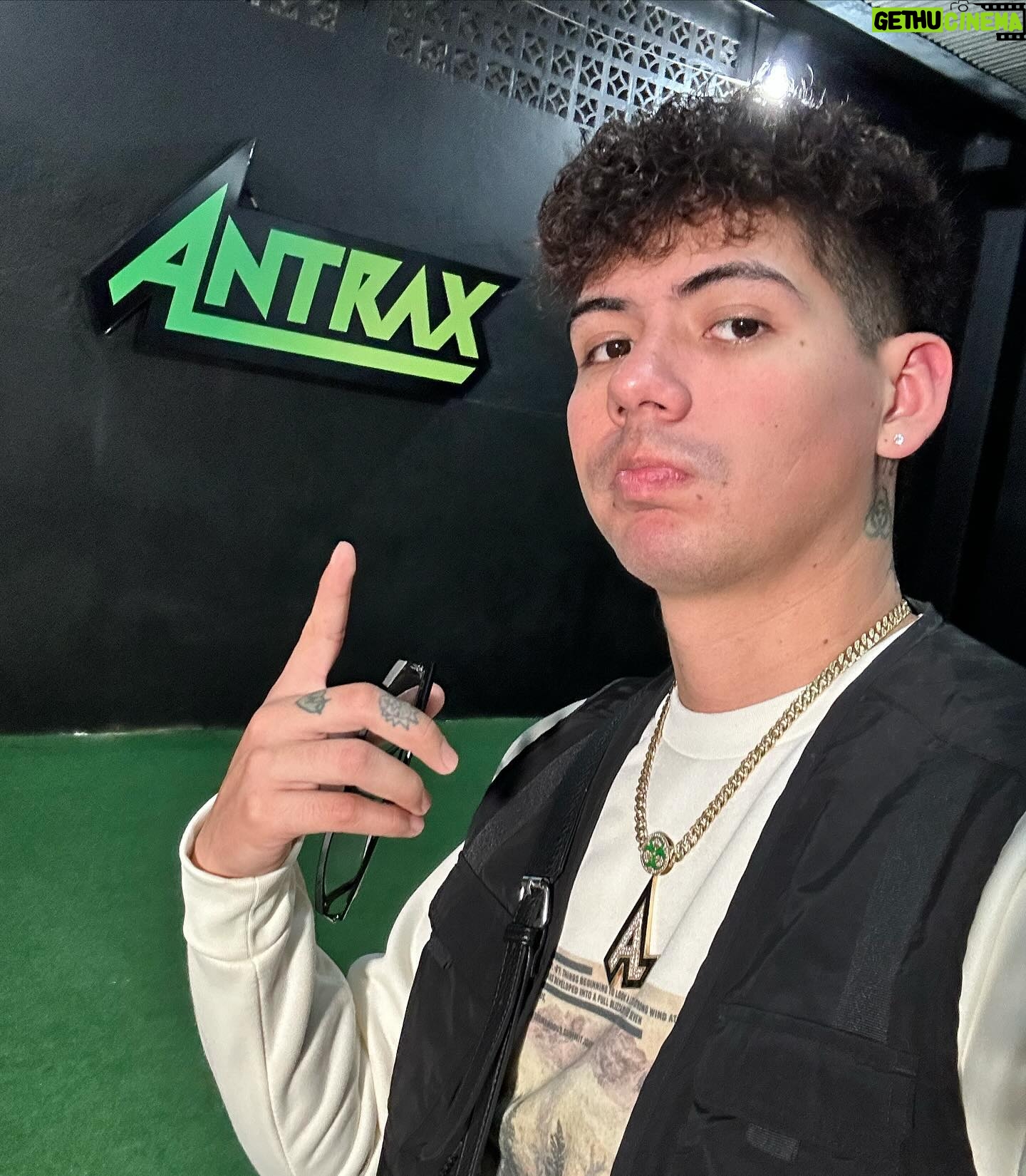 Antrax Instagram - Enero fue bueno conmigo y lo agradezco🫶🏻⚡️ 1.- nuevo letrero de Antrax xd 2.- mi mami y la nova 🥹 3.- luego perdí mi chamarra 😔 4.- no se quienes eran pero estuvo cool 5.- de incógnito según xd 6.- ⚜️ 7.- nueva 💎💚💎💚🔥💚💎🔥 8.- en la cima del universo 9.- 🤫👁️ Rómpanla en Febrero, muchas bendiciones y paz para tii 🫶🏻