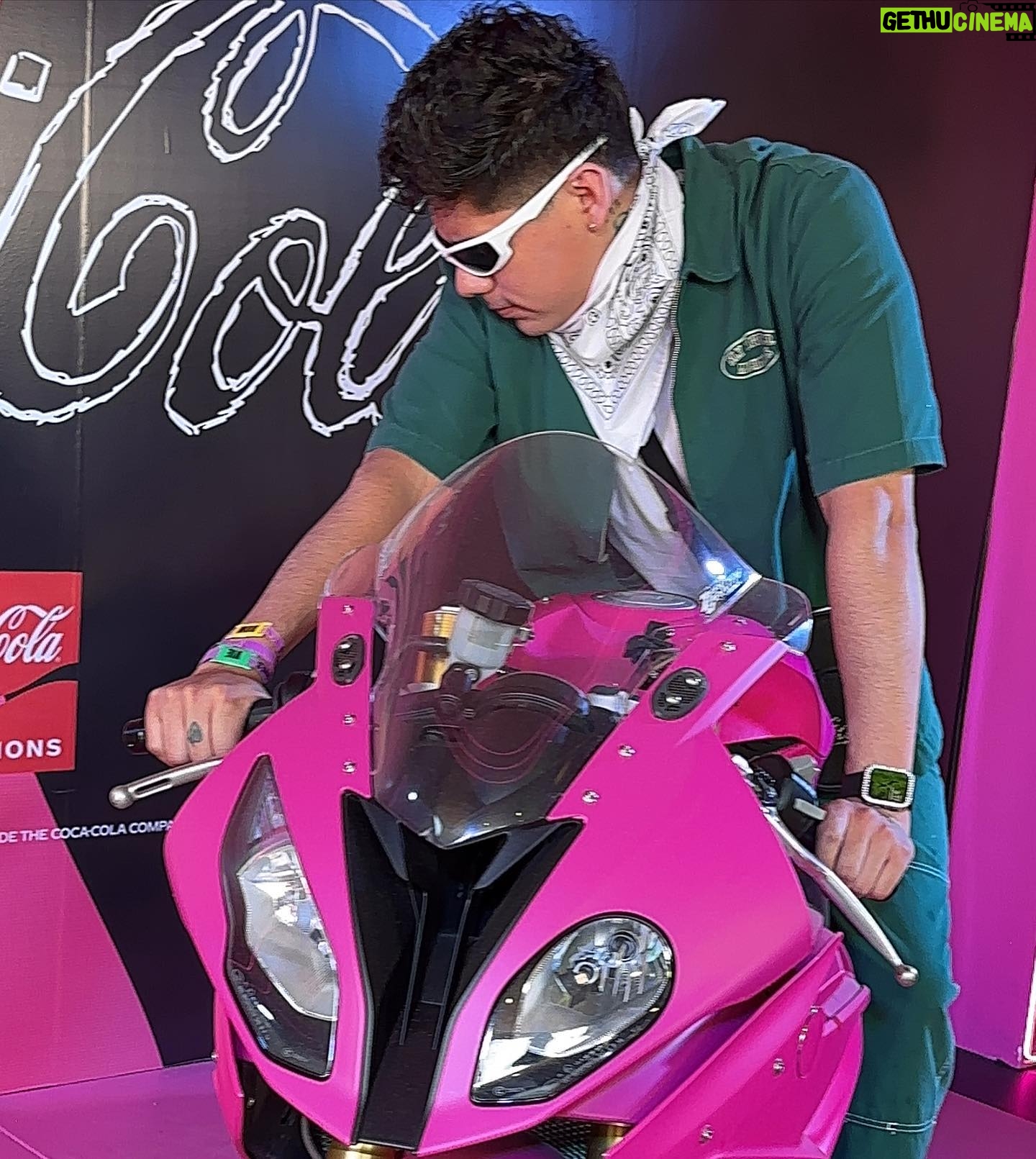 Antrax Instagram - Lindos momentos en el lollapalooza con la mejor compañia ♥️♥️♥️ Siempre agradecido @cocacolamx #SubeElVolumen