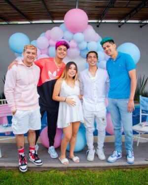 Antrax Instagram - Mi mejor amigo va a ser papá y ya sabemos que género va a ser!! 🥺🥺🥺 vayan a ver el video yaaa comenta un corazón 💖💙 si ya sabes que es 🤯🤯🤯