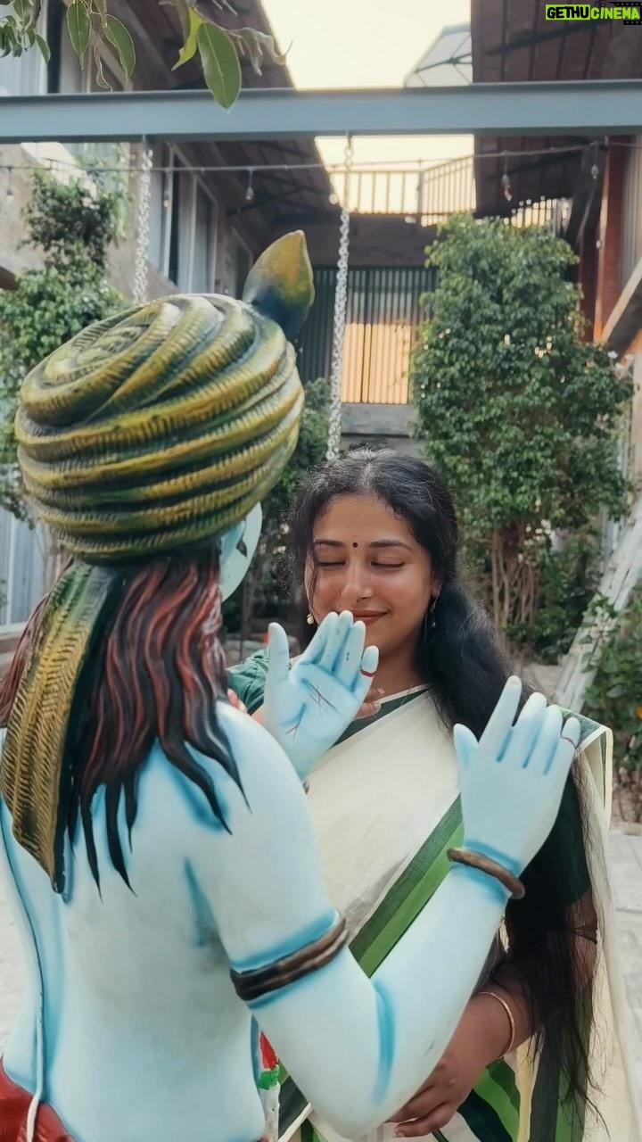 Anu Sithara Instagram - എല്ലാവർക്കും ഹൃദയം നിറഞ്ഞ വിഷു ആശംസകൾ🫶🪈