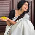 Anupama Parameswaran Instagram - എല്ലാവർക്കും എന്റെ ഹൃദയം നിറഞ്ഞ ‘വിഷു’ ആശംസകൾ... 🌼🌼🌼 Happy Vishu 😇 PC @akshayeparameswaran Organised by @parameswaranerekkath Styling @sunithaparameswaran75 😂😂😂