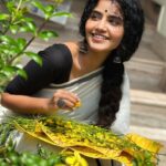 Anupama Parameswaran Instagram - എല്ലാവർക്കും എന്റെ ഹൃദയം നിറഞ്ഞ ‘വിഷു’ ആശംസകൾ... 🌼🌼🌼 Happy Vishu 😇 PC @akshayeparameswaran Organised by @parameswaranerekkath Styling @sunithaparameswaran75 😂😂😂
