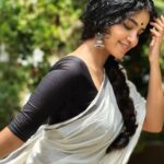 Anupama Parameswaran Instagram - എല്ലാവർക്കും എന്റെ ഹൃദയം നിറഞ്ഞ ‘വിഷു’ ആശംസകൾ... 🌼🌼🌼 Happy Vishu 😇 PC @akshayeparameswaran Organised by @parameswaranerekkath Styling @sunithaparameswaran75 😂😂😂