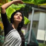 Anupama Parameswaran Instagram - എല്ലാവർക്കും എന്റെ ഹൃദയം നിറഞ്ഞ ‘വിഷു’ ആശംസകൾ... 🌼🌼🌼 Happy Vishu 😇 PC @akshayeparameswaran Organised by @parameswaranerekkath Styling @sunithaparameswaran75 😂😂😂