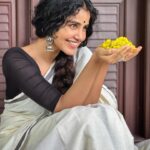 Anupama Parameswaran Instagram - എല്ലാവർക്കും എന്റെ ഹൃദയം നിറഞ്ഞ ‘വിഷു’ ആശംസകൾ... 🌼🌼🌼 Happy Vishu 😇 PC @akshayeparameswaran Organised by @parameswaranerekkath Styling @sunithaparameswaran75 😂😂😂