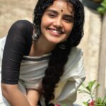 Anupama Parameswaran Instagram - എല്ലാവർക്കും എന്റെ ഹൃദയം നിറഞ്ഞ ‘വിഷു’ ആശംസകൾ... 🌼🌼🌼 Happy Vishu 😇 PC @akshayeparameswaran Organised by @parameswaranerekkath Styling @sunithaparameswaran75 😂😂😂