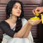 Anupama Parameswaran Instagram - എല്ലാവർക്കും എന്റെ ഹൃദയം നിറഞ്ഞ ‘വിഷു’ ആശംസകൾ... 🌼🌼🌼 Happy Vishu 😇 PC @akshayeparameswaran Organised by @parameswaranerekkath Styling @sunithaparameswaran75 😂😂😂