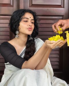 Anupama Parameswaran Instagram - എല്ലാവർക്കും എന്റെ ഹൃദയം നിറഞ്ഞ ‘വിഷു’ ആശംസകൾ... 🌼🌼🌼 Happy Vishu 😇 PC @akshayeparameswaran Organised by @parameswaranerekkath Styling @sunithaparameswaran75 😂😂😂