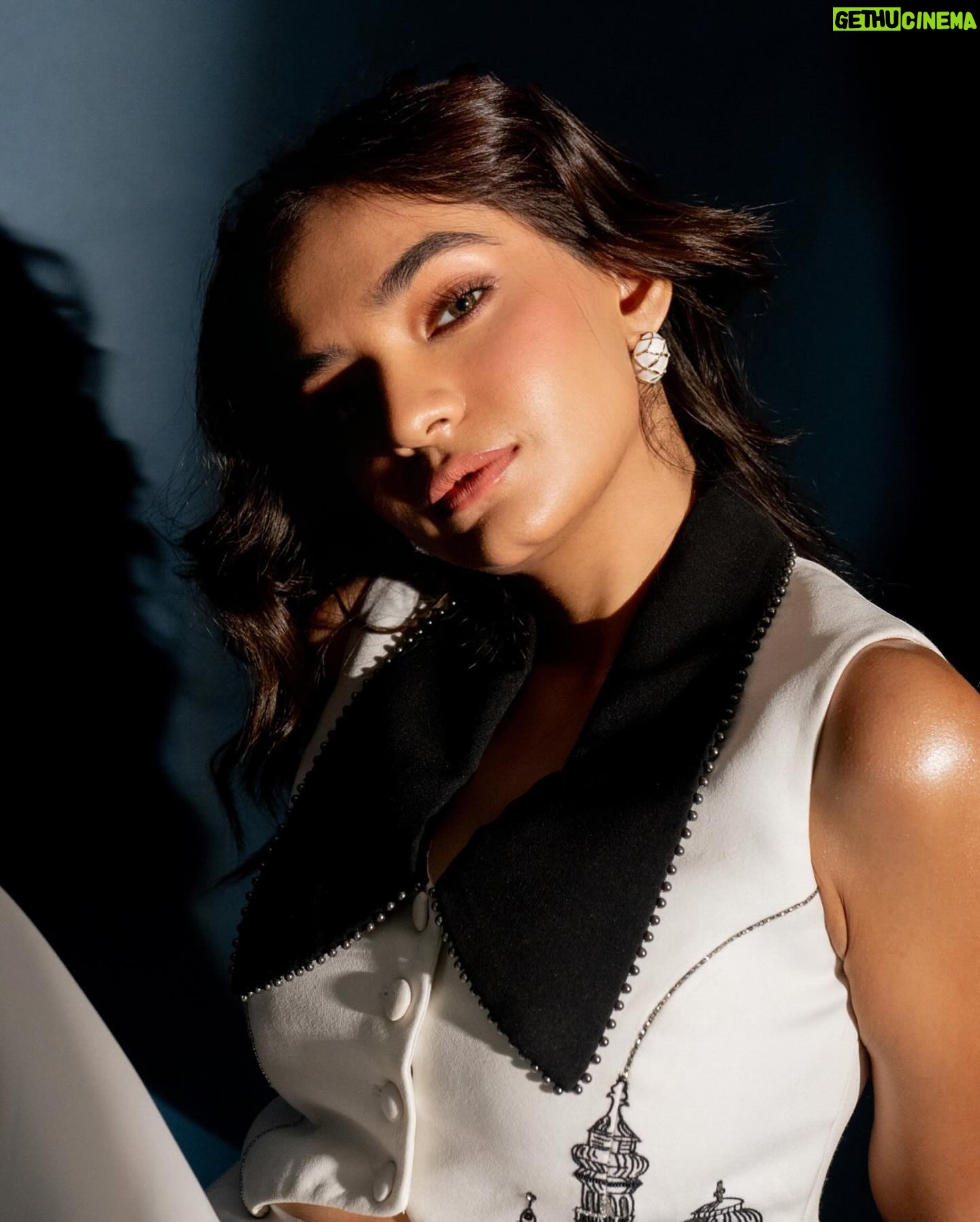 Anushka Sen Instagram - up close 😉 . Makeup and hair @makeupbysalonij @hairbyradhika 📸 @miteshsphotography Styling @stylingbyvictor @sohail__mughal___ Jewellery @ishhaara @ascend.rohank