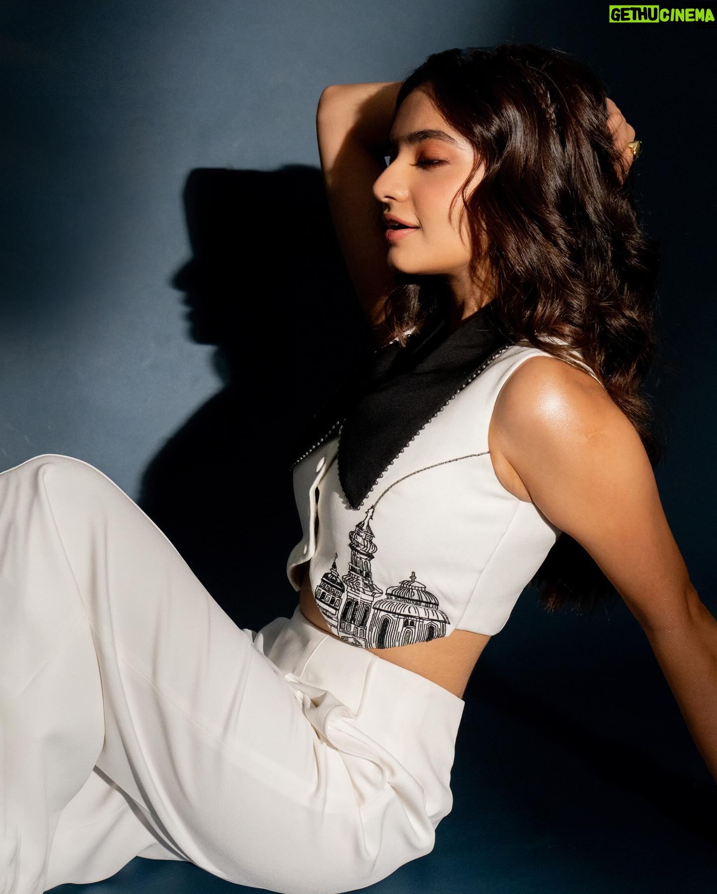 Anushka Sen Instagram - up close 😉 . Makeup and hair @makeupbysalonij @hairbyradhika 📸 @miteshsphotography Styling @stylingbyvictor @sohail__mughal___ Jewellery @ishhaara @ascend.rohank