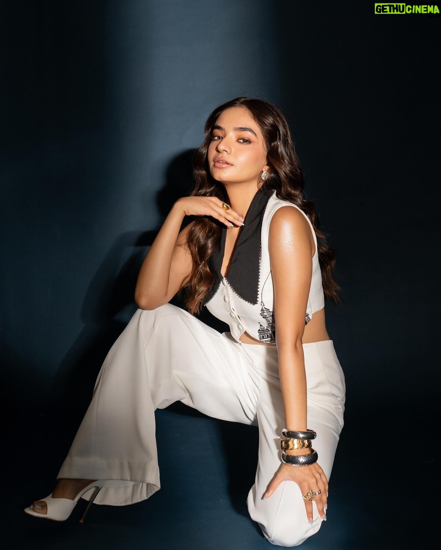 Anushka Sen Instagram - Asmara days βοΈπ . Makeup and hair @makeupbysalonij @hairbyradhika πΈ @miteshsphotography Styled by @stylingbyvictor @sohail__mughal___ Outfit @orthodox_design Heels @londonrag_in Styling team @styleby_antara @sanzimehta777 Jewellery @ishhaara @ascend.rohank