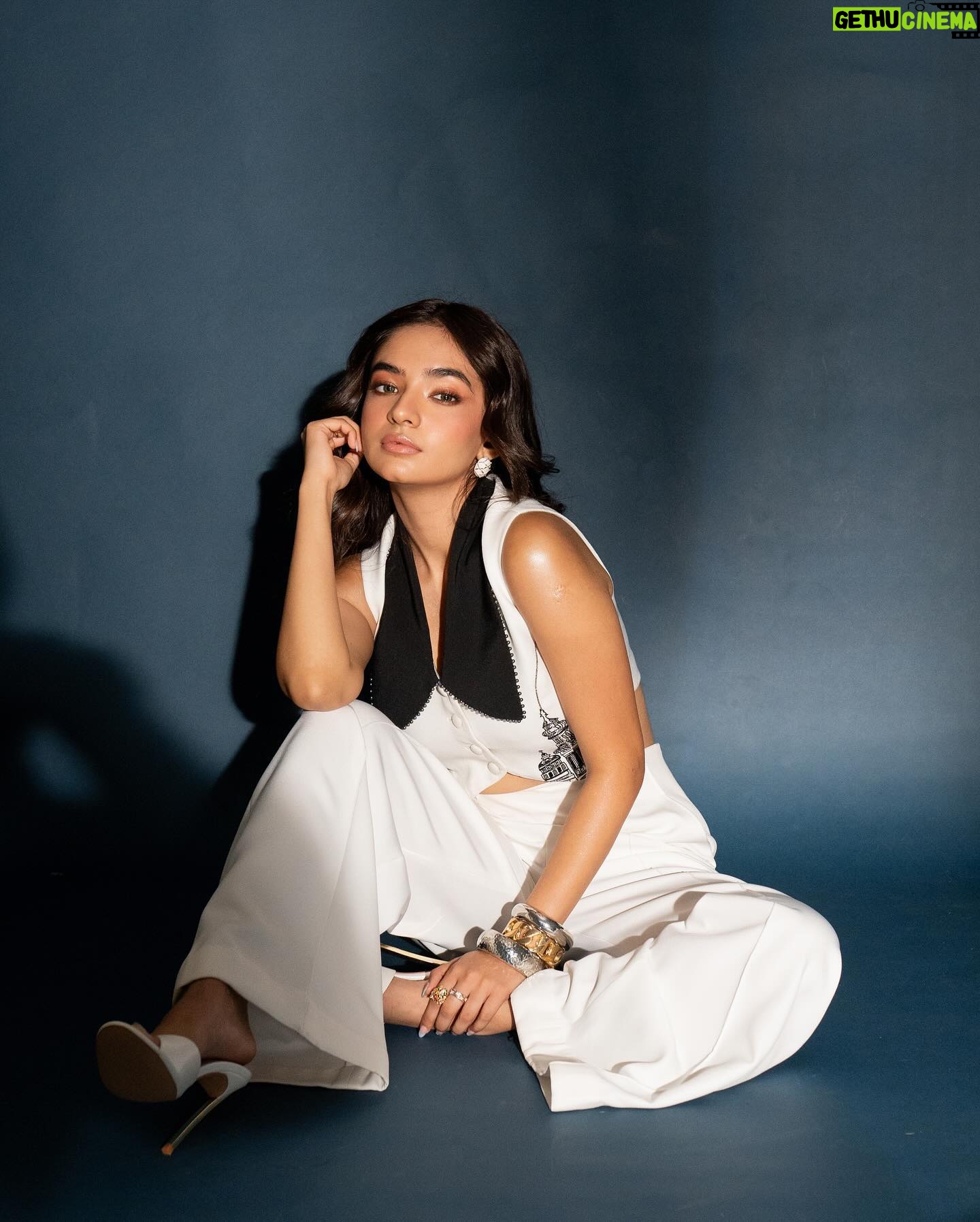 Anushka Sen Instagram - Asmara days βοΈπ . Makeup and hair @makeupbysalonij @hairbyradhika πΈ @miteshsphotography Styled by @stylingbyvictor @sohail__mughal___ Outfit @orthodox_design Heels @londonrag_in Styling team @styleby_antara @sanzimehta777 Jewellery @ishhaara @ascend.rohank