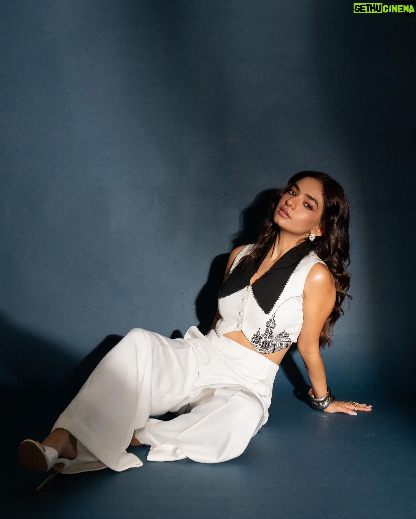 Anushka Sen Instagram - Asmara days βοΈπ . Makeup and hair @makeupbysalonij @hairbyradhika πΈ @miteshsphotography Styled by @stylingbyvictor @sohail__mughal___ Outfit @orthodox_design Heels @londonrag_in Styling team @styleby_antara @sanzimehta777 Jewellery @ishhaara @ascend.rohank