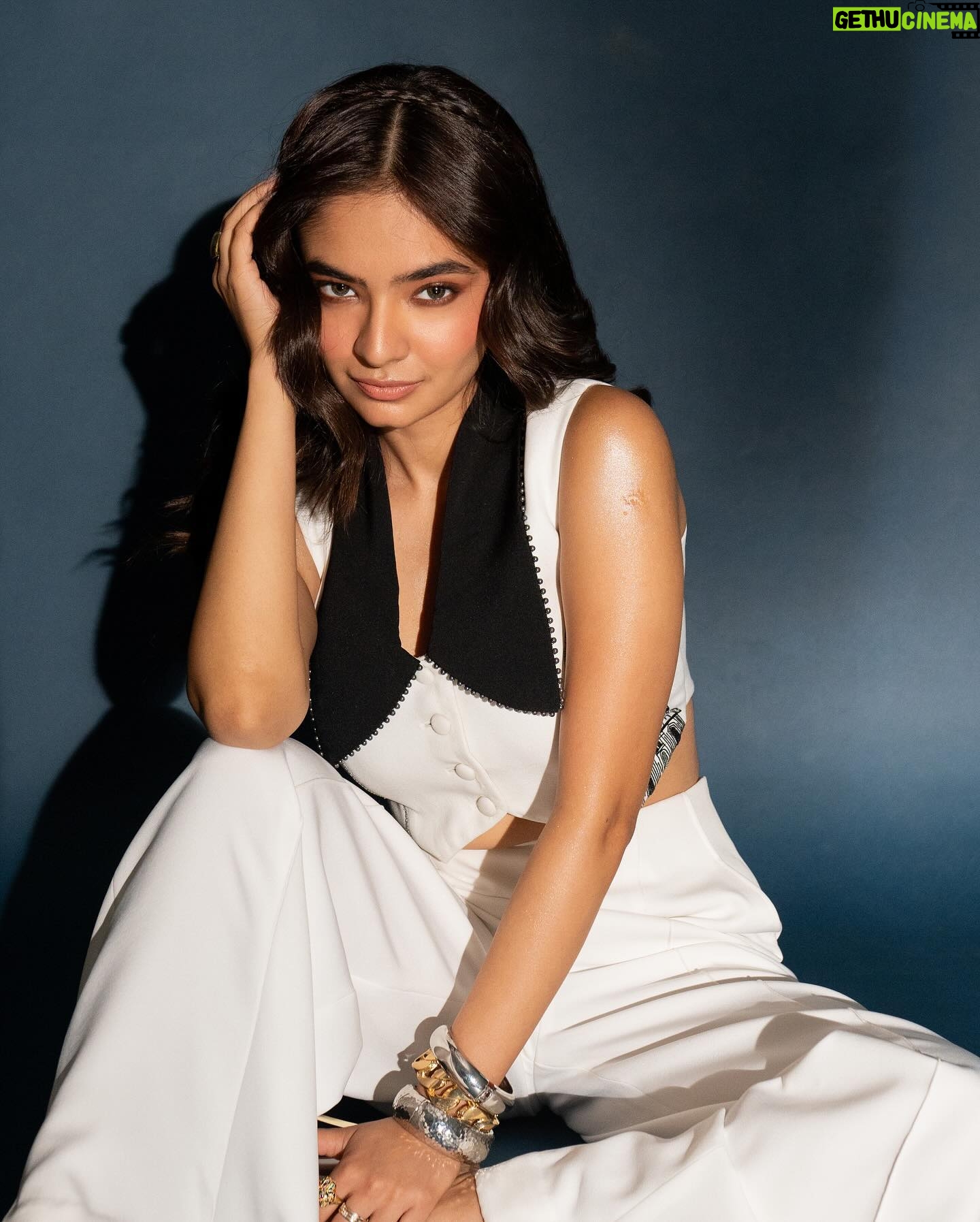 Anushka Sen Instagram - Asmara days βοΈπ . Makeup and hair @makeupbysalonij @hairbyradhika πΈ @miteshsphotography Styled by @stylingbyvictor @sohail__mughal___ Outfit @orthodox_design Heels @londonrag_in Styling team @styleby_antara @sanzimehta777 Jewellery @ishhaara @ascend.rohank