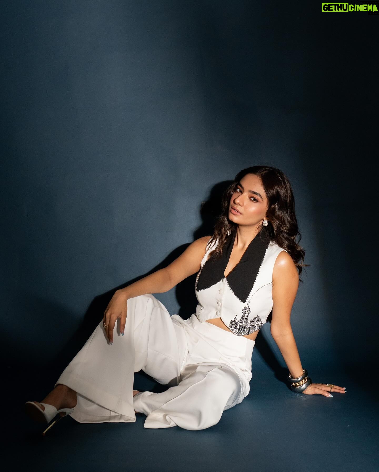 Anushka Sen Instagram - Asmara days βοΈπ . Makeup and hair @makeupbysalonij @hairbyradhika πΈ @miteshsphotography Styled by @stylingbyvictor @sohail__mughal___ Outfit @orthodox_design Heels @londonrag_in Styling team @styleby_antara @sanzimehta777 Jewellery @ishhaara @ascend.rohank