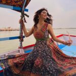 Anveshi Jain Instagram - प्रयागस्य पवेशाद्वै पापं नश्यति: तत्क्षणात्।” — प्रयाग में प्रवेश मात्र से ही समस्त पाप कर्म का नाश हो जाता है । प्रयागराज, उत्तर प्रदेश के बड़े जनपदों में से एक है। यह गंगा, यमुना तथा गुप्त सरस्वती नदियों के संगम पर स्थित है | संगम स्थल को त्रिवेणी कहा जाता है | The Triveni Sangam in Prayagraj is believed to be the same place where drops of Nectar fell from the pitcher, from the hands of the gods. So it is believed that a bath in the Sangam will wash away one’s sins and will clear the way to heaven. इस स्थान पर कलश से अमृत की बूदें छ्लकी थी इसी कारण लोगों का विश्वास है कि संगम में स्नान करने से सारे पाप धुल जाते है | Kya aapne triveni sangam dekha hai ?
