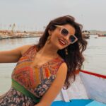 Anveshi Jain Instagram - प्रयागस्य पवेशाद्वै पापं नश्यति: तत्क्षणात्।” — प्रयाग में प्रवेश मात्र से ही समस्त पाप कर्म का नाश हो जाता है । प्रयागराज, उत्तर प्रदेश के बड़े जनपदों में से एक है। यह गंगा, यमुना तथा गुप्त सरस्वती नदियों के संगम पर स्थित है | संगम स्थल को त्रिवेणी कहा जाता है | The Triveni Sangam in Prayagraj is believed to be the same place where drops of Nectar fell from the pitcher, from the hands of the gods. So it is believed that a bath in the Sangam will wash away one’s sins and will clear the way to heaven. इस स्थान पर कलश से अमृत की बूदें छ्लकी थी इसी कारण लोगों का विश्वास है कि संगम में स्नान करने से सारे पाप धुल जाते है | Kya aapne triveni sangam dekha hai ?