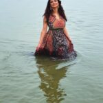 Anveshi Jain Instagram - प्रयागस्य पवेशाद्वै पापं नश्यति: तत्क्षणात्।” — प्रयाग में प्रवेश मात्र से ही समस्त पाप कर्म का नाश हो जाता है । प्रयागराज, उत्तर प्रदेश के बड़े जनपदों में से एक है। यह गंगा, यमुना तथा गुप्त सरस्वती नदियों के संगम पर स्थित है | संगम स्थल को त्रिवेणी कहा जाता है | The Triveni Sangam in Prayagraj is believed to be the same place where drops of Nectar fell from the pitcher, from the hands of the gods. So it is believed that a bath in the Sangam will wash away one’s sins and will clear the way to heaven. इस स्थान पर कलश से अमृत की बूदें छ्लकी थी इसी कारण लोगों का विश्वास है कि संगम में स्नान करने से सारे पाप धुल जाते है | Kya aapne triveni sangam dekha hai ?