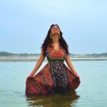 Anveshi Jain Instagram - प्रयागस्य पवेशाद्वै पापं नश्यति: तत्क्षणात्।” — प्रयाग में प्रवेश मात्र से ही समस्त पाप कर्म का नाश हो जाता है । प्रयागराज, उत्तर प्रदेश के बड़े जनपदों में से एक है। यह गंगा, यमुना तथा गुप्त सरस्वती नदियों के संगम पर स्थित है | संगम स्थल को त्रिवेणी कहा जाता है | The Triveni Sangam in Prayagraj is believed to be the same place where drops of Nectar fell from the pitcher, from the hands of the gods. So it is believed that a bath in the Sangam will wash away one’s sins and will clear the way to heaven. इस स्थान पर कलश से अमृत की बूदें छ्लकी थी इसी कारण लोगों का विश्वास है कि संगम में स्नान करने से सारे पाप धुल जाते है | Kya aapne triveni sangam dekha hai ?