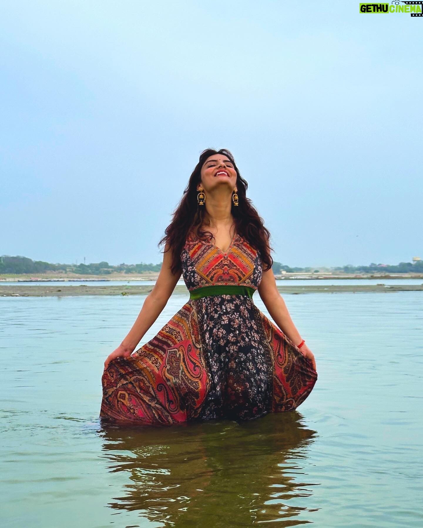 Anveshi Jain Instagram - प्रयागस्य पवेशाद्वै पापं नश्यति: तत्क्षणात्।” — प्रयाग में प्रवेश मात्र से ही समस्त पाप कर्म का नाश हो जाता है । प्रयागराज, उत्तर प्रदेश के बड़े जनपदों में से एक है। यह गंगा, यमुना तथा गुप्त सरस्वती नदियों के संगम पर स्थित है | संगम स्थल को त्रिवेणी कहा जाता है | The Triveni Sangam in Prayagraj is believed to be the same place where drops of Nectar fell from the pitcher, from the hands of the gods. So it is believed that a bath in the Sangam will wash away one’s sins and will clear the way to heaven. इस स्थान पर कलश से अमृत की बूदें छ्लकी थी इसी कारण लोगों का विश्वास है कि संगम में स्नान करने से सारे पाप धुल जाते है | Kya aapne triveni sangam dekha hai ?