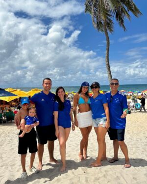 Any Borges Instagram - Nessa viagem de aniversário, tô curtindo muito, sabe? Tudo do jeitinho que eu amo. Praia, risadas com a família, comida simples, lugares surreais. Era exatamente o que eu tava precisando agora 😎☀️🌴