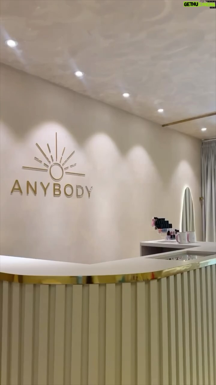 Any Borges Instagram - O ano de 2023 foi um capítulo repleto de surpresas e desafios, iniciando com a transição de Brasília para São Paulo. Crescer não é fácil, crescer dói. Cada passo na direção do amadurecimento é acompanhado por momentos difíceis. A fé se tornou nossa aliada, a força, a vontade de alcançar nossos sonhos e a união entre eu e minha irmã nos conduziram até onde estamos hoje. Ainda almejamos muitas metas, e manter a consistência não é fácil, os altos e baixos da vida testam nossa resistência. Contudo, a essência está em não DESISTIR. Que 2024 nos reserve conquistas ainda maiores e a realização plena de nossos sonhos. 🤎👙 @biquini.anybody @bronze.anybody
