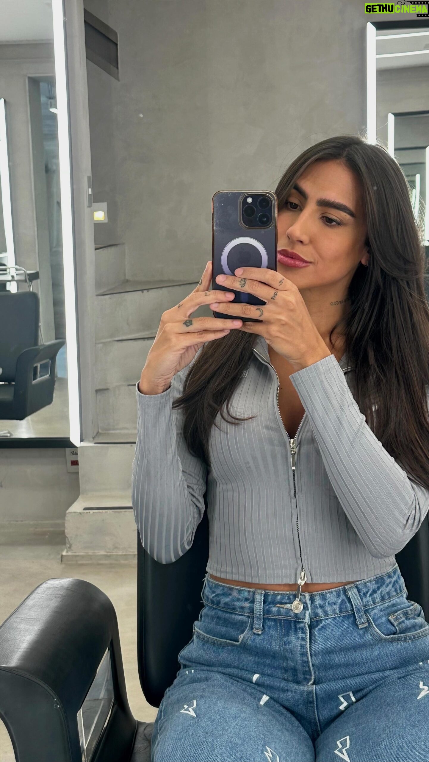 Any Borges Instagram - Nada melhor que tirar um tempo para mim, cuidando da saúde do meu cabelo e do meu bem estar. 💇🏽♀️ @alexandredinizbertele @dununesconcept