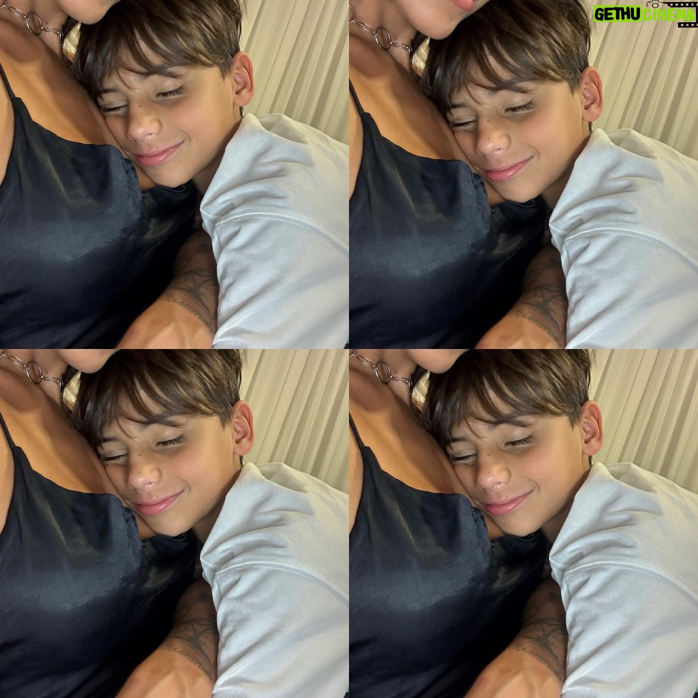 Any Borges Instagram - Uma pausa gostosa na sequência de fotos da minha make 🥰 o dia todo assim com a mamãe ❤️