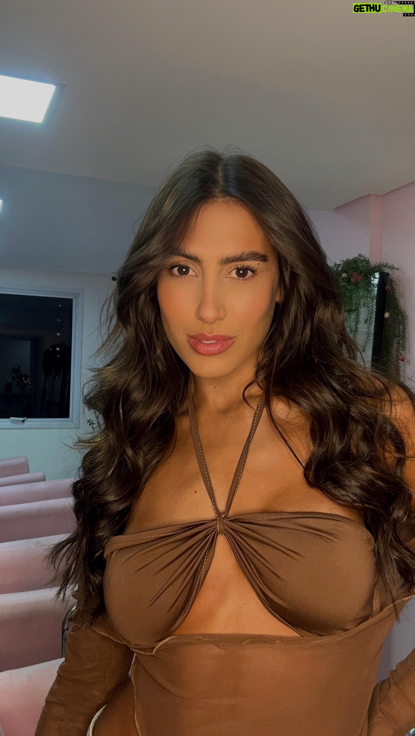 Any Borges Instagram - Vem acompanhar comigo passo a passo da manutenção do meu Mega Hair no @paraisodoalongamento ✨ Perguntas frequentes : 👇🏻 Pode Prender ? Pode ir á praia? Pode praticar esportes ? Afinal qual tamanho colocar? Será que alguém vai perceber? Será que vai ficar bom? Será que vai ficar natural? Será que vou me acostumar? A resposta é SIMMM!! 🤩✨ Com o método exclusivo deles VOCÊ pode TUDO! Naturalidade e conforto, segurança e Zero marcação resume!! 👏😍 . . #cabelosaudavel #microcapsulasdequeratina queratina #paraisodoalongamento #megahair #sp #alongamento #newhair