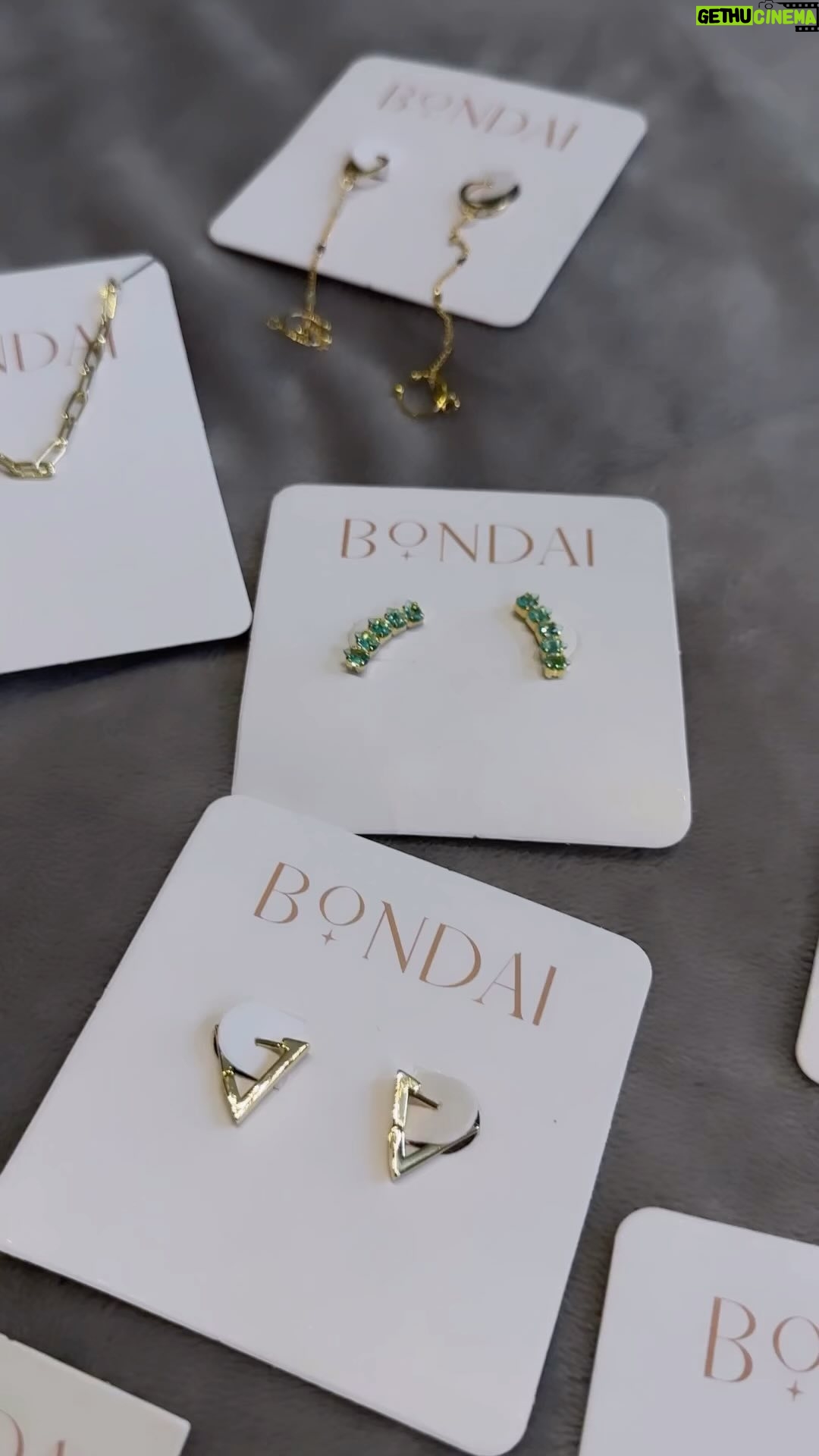 Any Borges Instagram - Estou apaixonada por esse Mix da @bondai_ Além de serem deslumbrantes, são hipoalergênicos, perfeitas para quem, como eu, tem sensibilidade. ✨E o toque final? O banho de ouro 18K que as torna ainda mais especiais! 😍✨