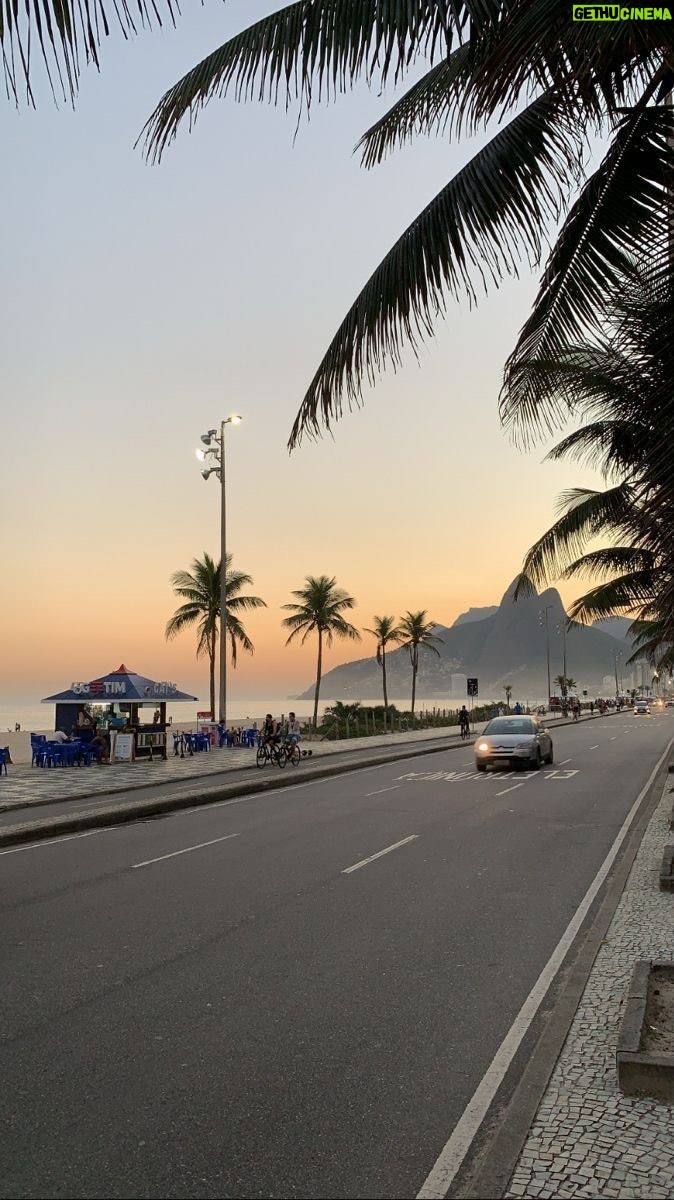 Any Borges Instagram - Desabafando por aqui! Mas tá tudo bem, graças a Deus. 😅 #vumbora #caosqueamamos #clt #cltnuncamais
