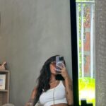 Any Borges Instagram – Lookin para um feriado tranquilo 😎 
Básica e feliz 😄
