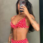 Any Borges Instagram – Mostrando em detalhes a combinação perfeita 🍓 

O Top Helô, tem sua modelagem desenvolvida para entregar estruturação, para seios naturais pequenos ou pesados. Para seios pequenos ajuda a valorizar aproximando e dando sensação de mais volume.

Para seios que precisam de firmeza, ele entrega sustentação e segurança. Ele é super indicado para seios separados, seu formato pega bem as laterais evitando que os seios fiquem saindo dos lados.

A calcinha é hotpants com leve compreensão na modelagem que ajuda a disfarçar eventual barriguinha, além de acinturar o corpo.

A saia Claudia segue a tendência dos designers internacionais trazendo os babados para o verão 2024. Sua fivela deixa ela com charme extra.