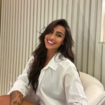 Any Borges Instagram - Estou sentindo muita gratidão 🙏🏽 Essa sensação de realização não apenas traz alegria, mas também fortalece a confiança e motivação para continuar enfrentando os desafios. Sinto que estou no caminho certo e que Deus estar na frente de TUDO, me guiando em cada passo e abrindo os meus caminhos. 🤎✨