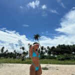 Any Borges Instagram - Nessa viagem de aniversário, tô curtindo muito, sabe? Tudo do jeitinho que eu amo. Praia, risadas com a família, comida simples, lugares surreais. Era exatamente o que eu tava precisando agora 😎☀️🌴