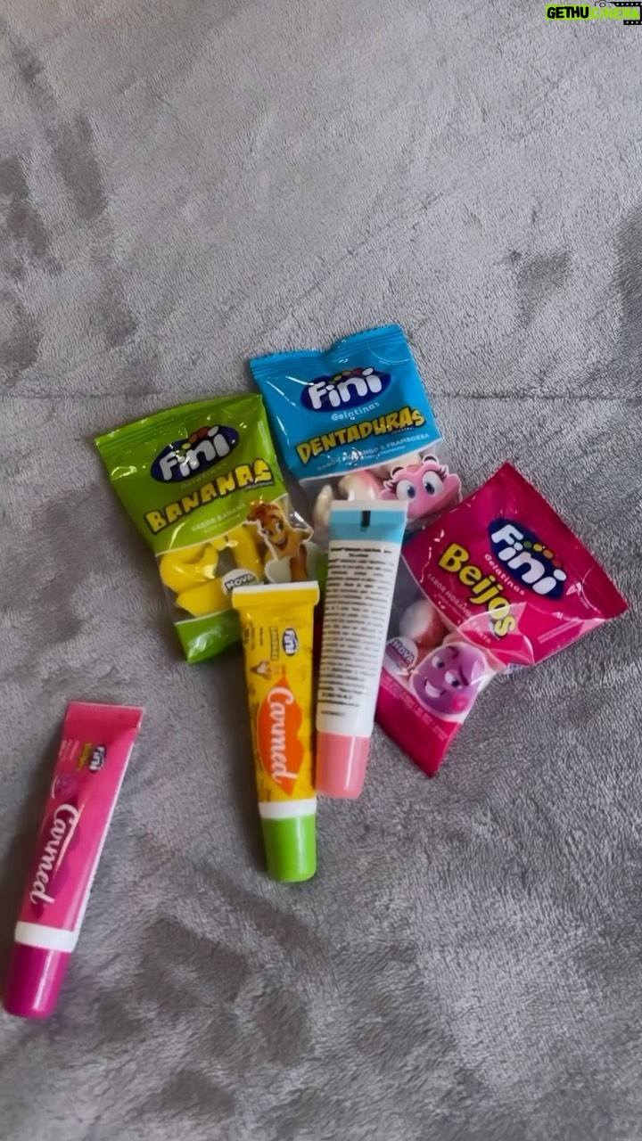 Any Borges Instagram - A colaboração dos sonhos 😍 @finibrasil @oficialcarmed Uma experiência que uni cuidado labial e sabores incríveis. 💄🍬🍌